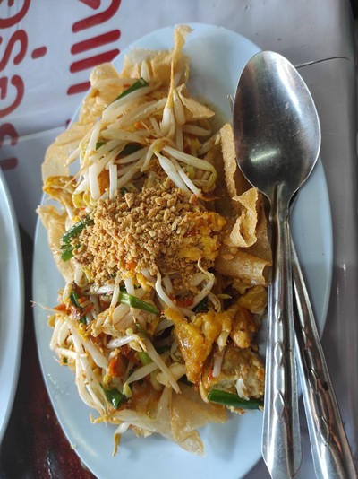 ผัดไทยเกี๊ยวทอด