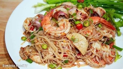 ยำขนมจีนปลาทูหมูยอกุ้งสุก