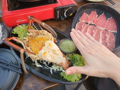 มือสูงกว่าจานราวๆหนึ่งนิ้วครึ่ง แค่อยากบอกว่าโคตรใหญ่ๆ ใหญ่กว่ามืออีกเห้ย...