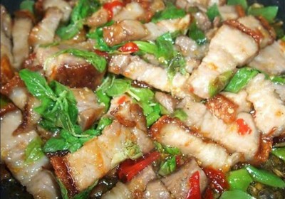 .หมูกรอบผัดกระเพรา