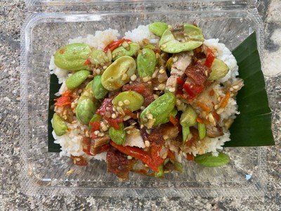 หมูกรอบผัดสะตอ