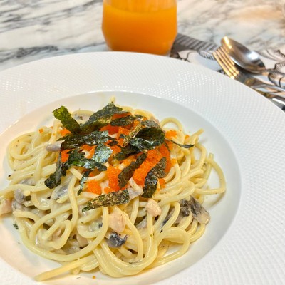 พาสต้าเส้นหนึบคลุกกับซอสครีมรสชาติมิโซะเข้มข้น พร้อมเนื้อแซลมอลและเห็ดโรยหน้าด้ว