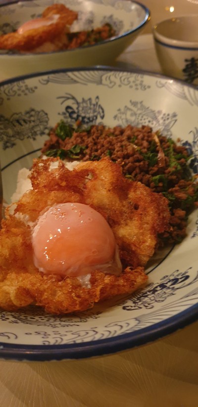 กะเพราเนื้อโคขุน+ไข่ขาวกรอบแดงดิบ