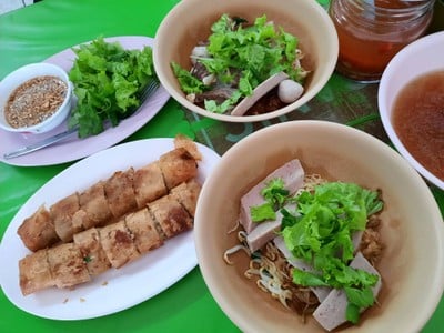 เมนูของร้าน ก๋วยเตี๋ยวหมูยอตวงกองเมือง