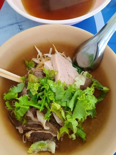 เมนูของร้าน ก๋วยเตี๋ยวหมูยอตวงกองเมือง