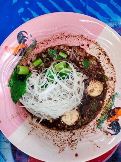 เส้นหมี่หมูน้ำตก