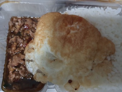 กระเพราหมูสับไข่ดาว