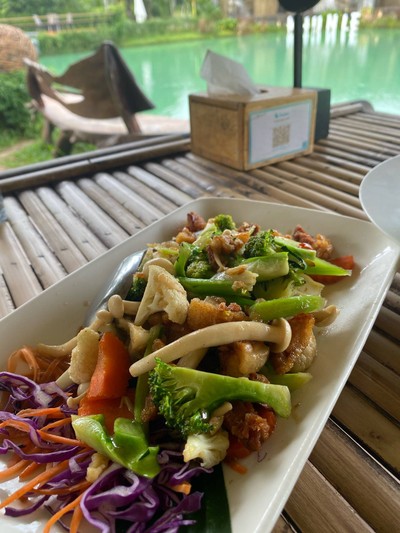 ผัดผักรวมหมูกรอบ