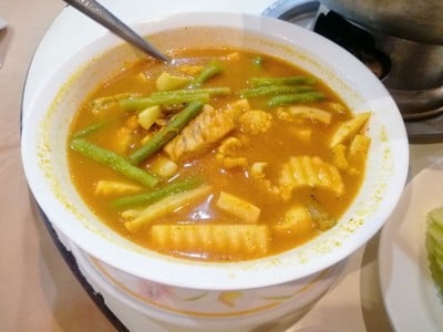 แกงส้มปลากะพงยอดพร้าวผัดรวม