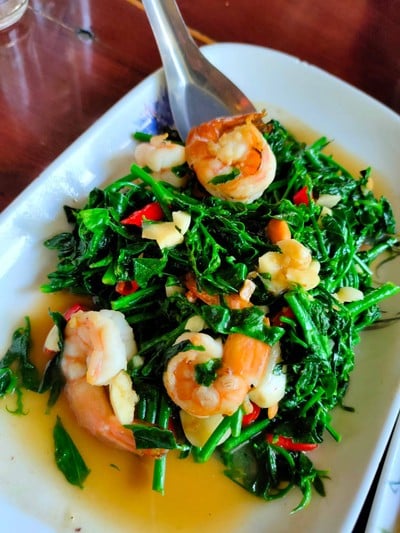 ผัดผักหวานไฟแดงกุ้งสด