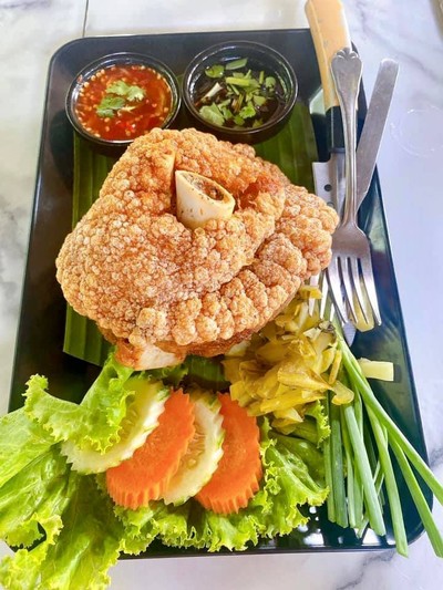 ขาหมู อร่อยมาก300 บาทต่อขา 