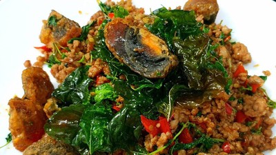 กระเพราไข่เยี่ยวม้า ราดข้าว