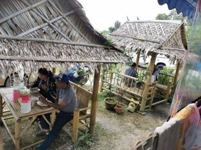 มีซุ้มไม้ไผ่ให้นั่งด้วย