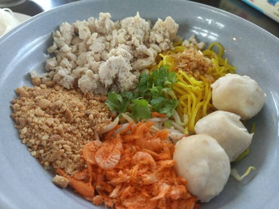 ก๋วยเตี๋ยวต้มยำลูกชิ้น ไก่สับ