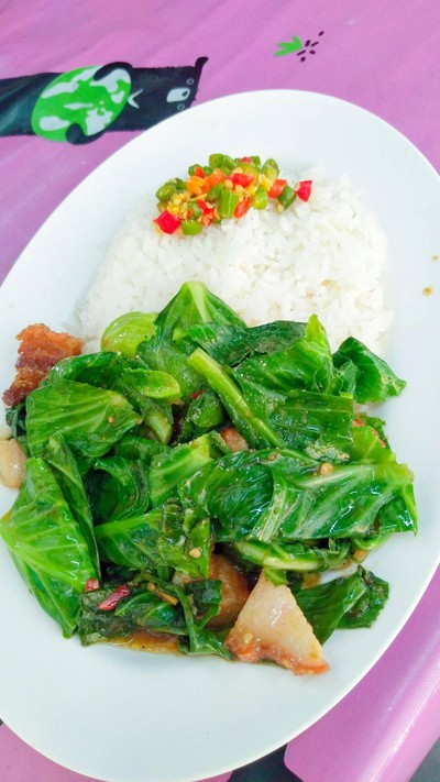 คะน้าหมูกรอบ