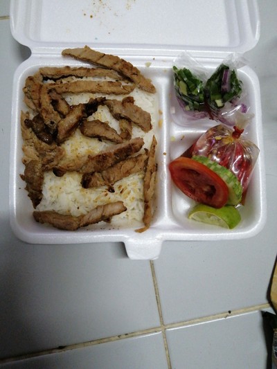 ข้าวยำสันคอหมูย่าง น้ำจิ้มรสเด็ด