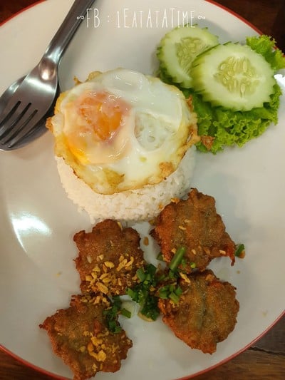 ข้าวหมูทอดปลาเค็ม