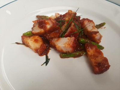 หมูกรอบผัดพริกแกง