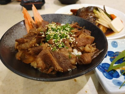 ข้าวหน้าเนื้อตุ๋น