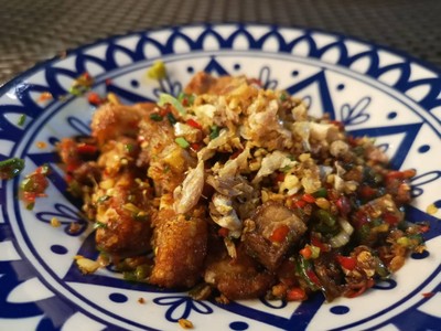 หมูกรอบคั่วพริกเกลือ