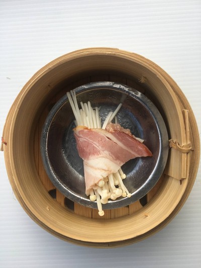 เบคอนพันเห็ดเข็มทอง