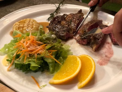 สเต็กเนื้อซอสไวน์แดง