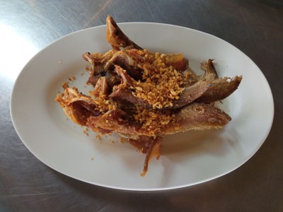 ปลาเนื้ออ่อนทอดกระเทียม