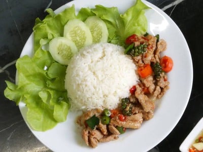ผัดพริกสดหมูราดข้าว