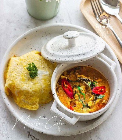 ข้าวพะแนงหมูไข่ข้น