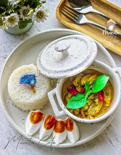 ข้าวแกงเขียวหวานไก่ไข่มะตูม