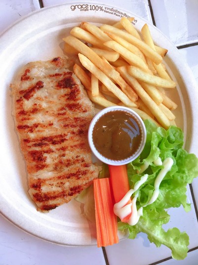 สเต๊กหมู ฟรีไส้กรอก1ชิ้น( Pork Steak )