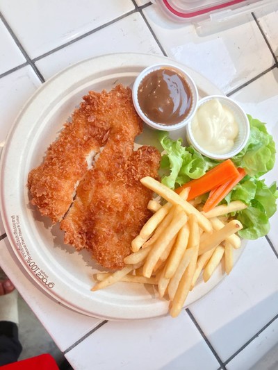 สเต๊กปลาทอด ฟรีไส้กรอก1ชิ้น(Fried Fish Steak)