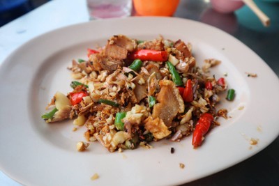 หมูกรอบผัดพริกกระเทียม