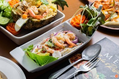 น้ำยำรสสุดจี๊ดจ๊าดมาพร้อมกับสองสหายคือกุ้ง กับหมึก (99.-)