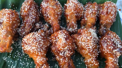 Set ไก่ทอดซอสเกาหลีแบบโรยงา จำนวน 4 ชิ้น + เฟรนฟราย