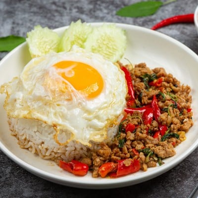 ข้าวราดผัดกะเพรา เลือกเนื้อสัตว์