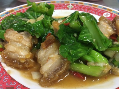 ผัดคะน้าหมูกรอบ