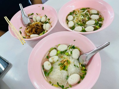 ก๊วยเตี๋ยวลูกชิ้นหมู น้ำ