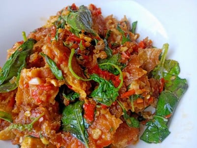 กะเพราไข่เจียวแหนม