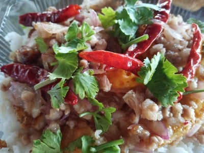  ไข่ราดน้ำซอสมะขาม(น้ำปลาหาวน) คล้ายๆไข่ลูกเขย 