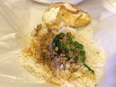 กะเพราหมูสับไข่ดาวราดข้าว