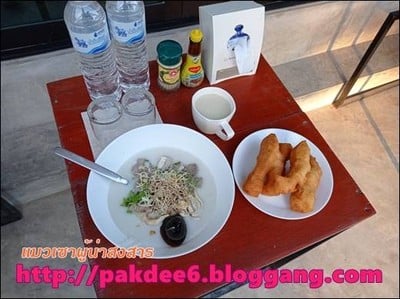 โจ๊กฮ่องกงพิเศษใส่ทุกอย่าง 60 บาทเท่านั้น (รถเข็นข้างถนนบางแห่งแพงกว่านี้)