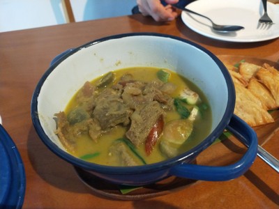 แกงเขียวหวานเนื้อน่องลายเสิร์ฟคู่โรตี