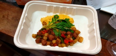 ไข่ข้นกับไส้กรอกแกะแอฟริกันเสริฟคู่กับมะเขือเทศสด และมันฝรั่ง