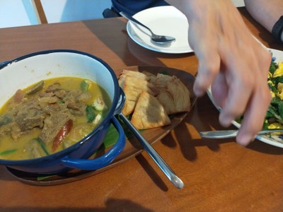 แกงเขียวหวานเนื้อน่องลายเสิร์ฟคู่โรตี