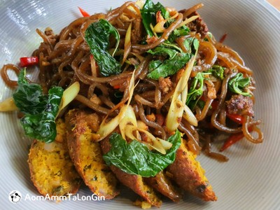 สปาเก็ตตี้ไส้อั่วซอสกระเพรา