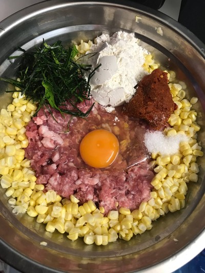 วิธีทำ ทอดมันข้าวโพดหมูสับสูตรใส่พริกแกง 