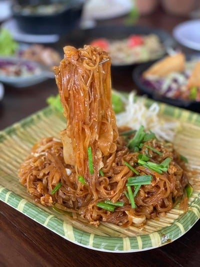 อร่อยมาก เส้นเหนียวนุ่ม ไม่เผ็ดมากเหมือนที่เคยกินมา อร่อยสุดเท่าที่กินผัดหมี่มา