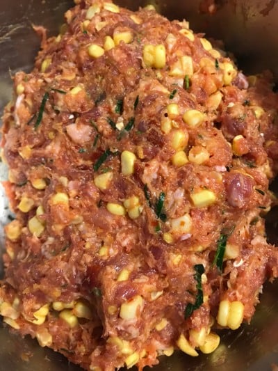 วิธีทำ ทอดมันข้าวโพดหมูสับสูตรใส่พริกแกง 