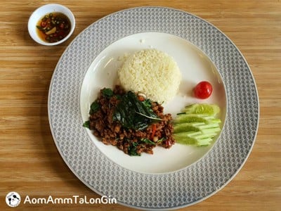 ข้าวดอกกะหล่ำราดผัดกระเพราหมูคีโต